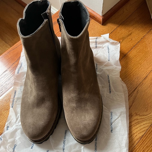 Italian Taupe suede booties - Picture 6 of 6